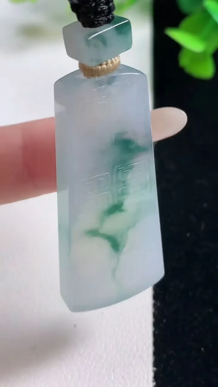 天然A货翡翠冰种飘花仿古无事牌吊坠，尺寸45-18.6-5.5，重量:17.39g
10月27日
