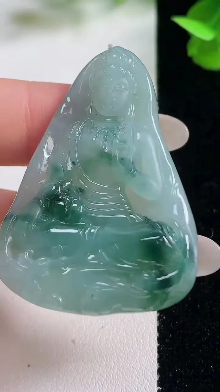 天然A货翡翠冰种飘花大势至菩萨吊坠，尺寸46.3-33.6-6，重量:16.89g
10月27日