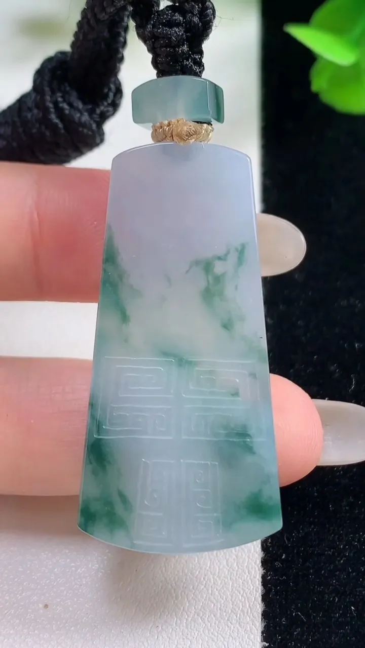 天然A货翡翠冰种飘花仿古无事牌吊坠，尺寸43.2-21.5-5.6，重量:18.55g
10月27日