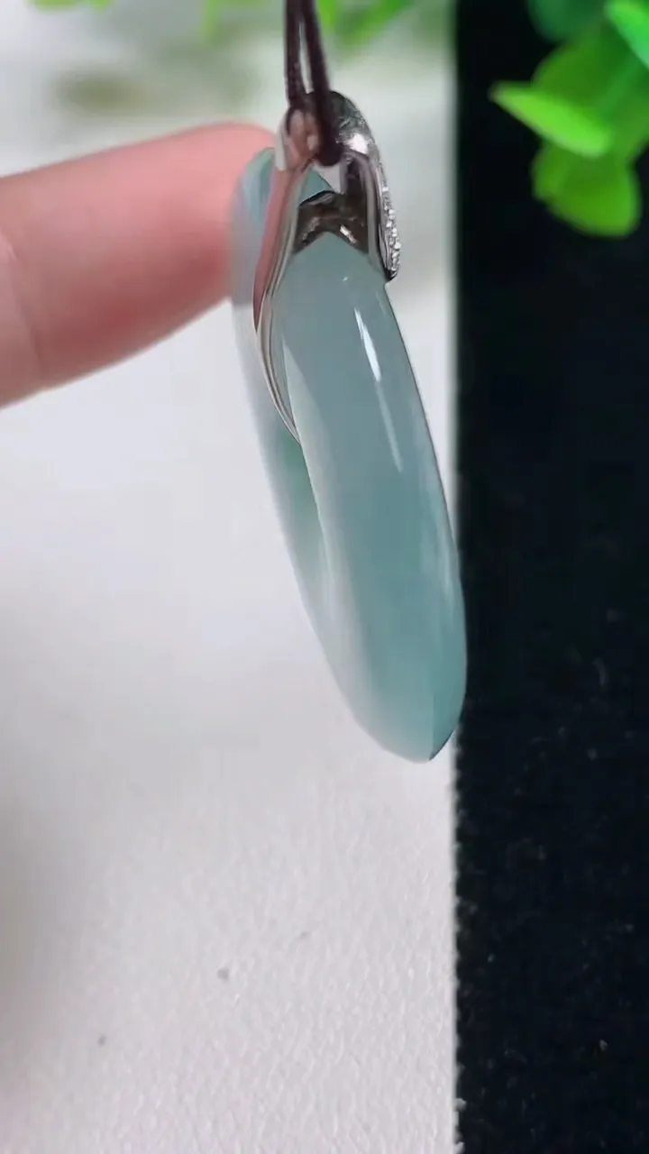 天然A货翡翠种飘花平安扣吊坠，尺寸35.4-5.8，重量:17.10g
10月27日