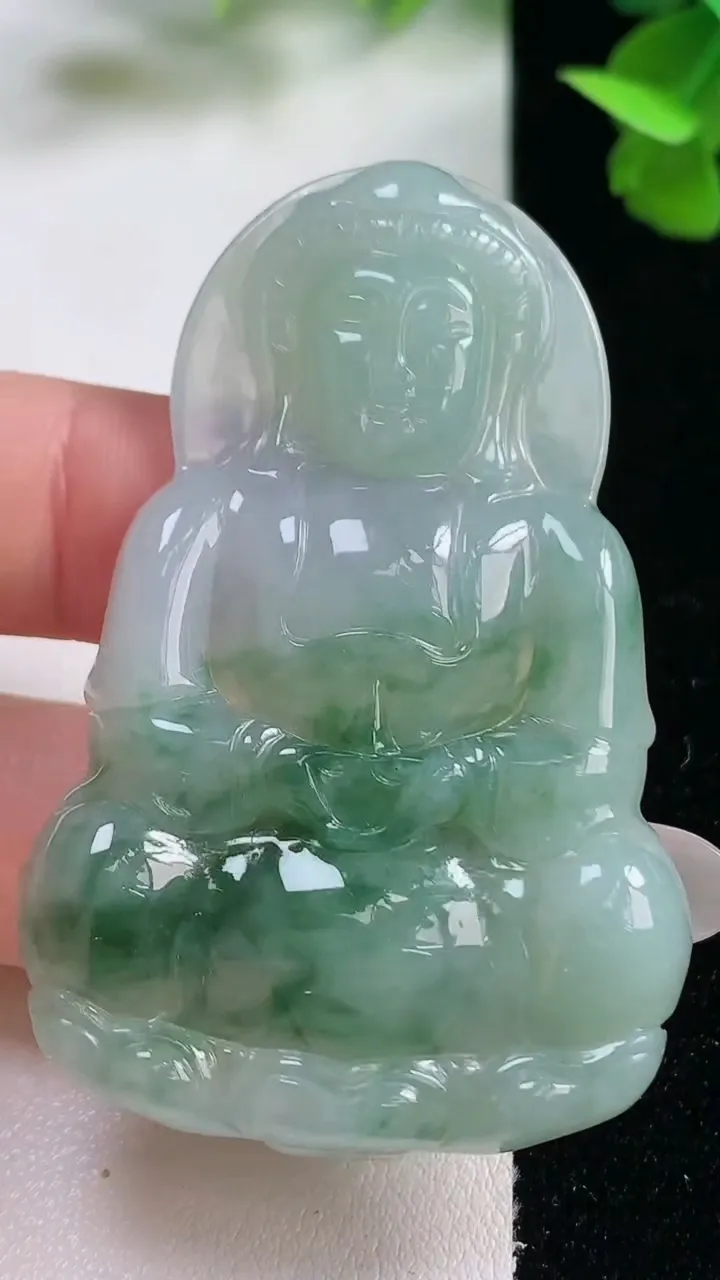 天然A货翡翠观音菩萨吊坠，尺寸56.6-37.2-4.7，重量:20.16g
10月27日