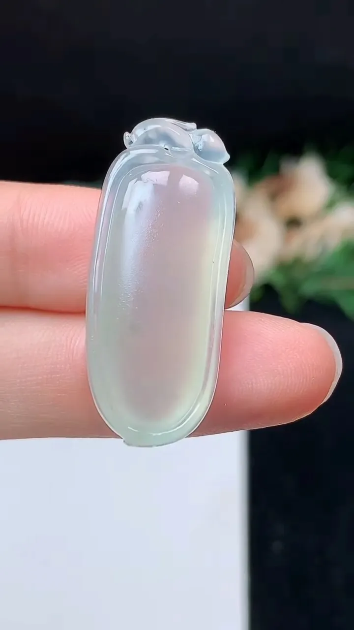 天然A货翡翠白冰福瓜吊坠，尺寸32.8-13.6-7.5，重量:5.55g
10月27日