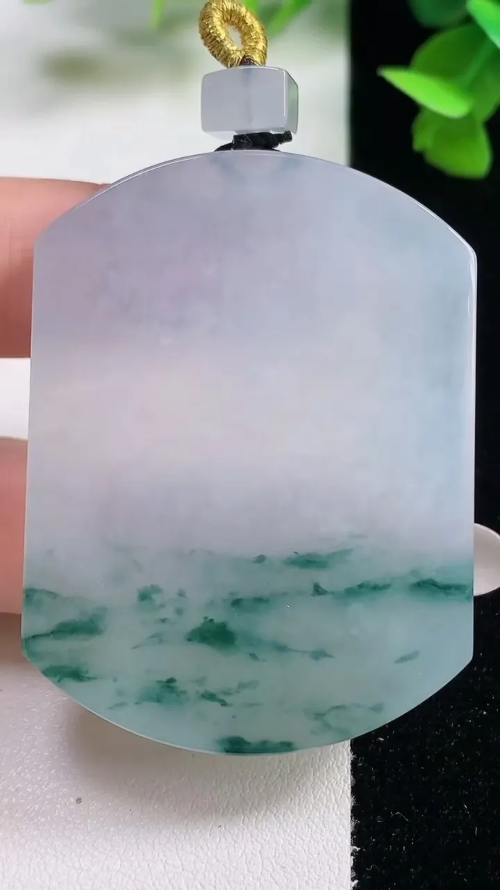 天然A货翡翠种飘花无事牌吊坠，尺寸51.3-38.3-5.9，重量:36.80g
10月27日
