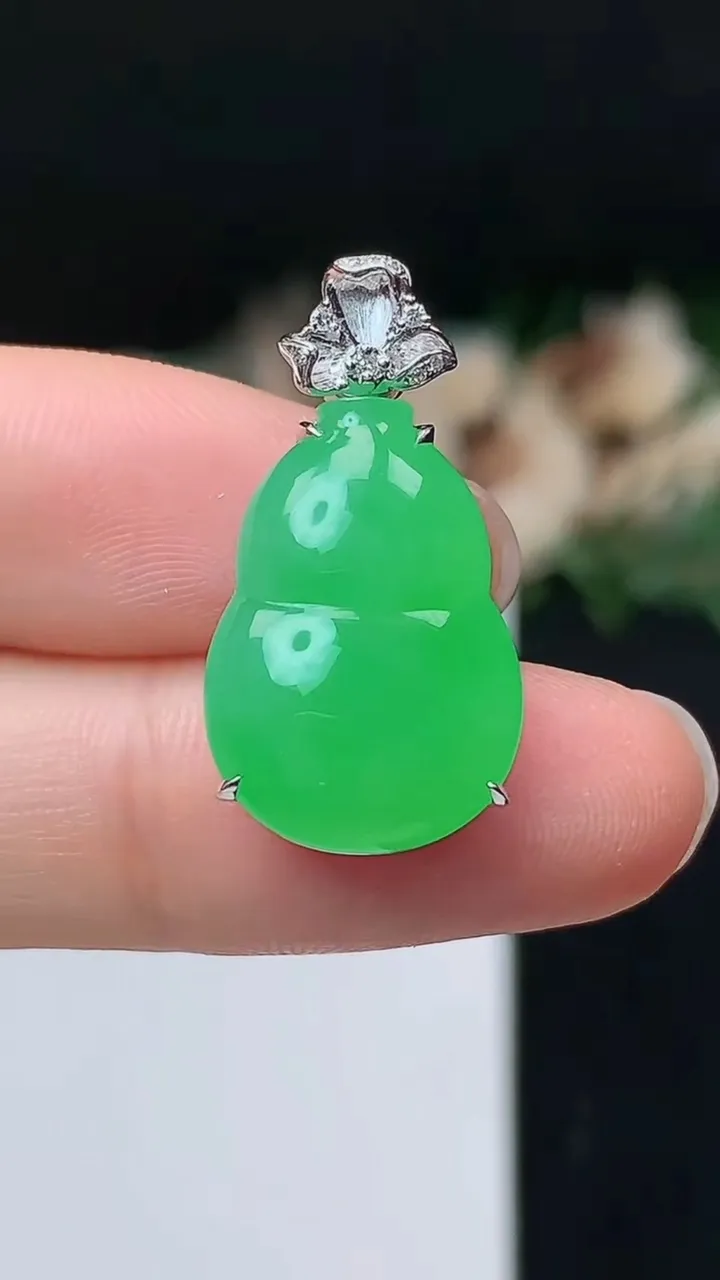 天然A货翡翠葫芦吊坠，尺寸18.9-13.4-8.3，重量:5.00g
10月27日
