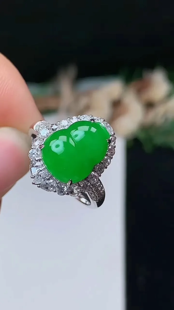 天然A货翡翠葫芦戒指，尺寸17.3-12-9.6，重量:5.74g2025年10月27日
工厂直销收藏佳品,种好水足，色泽均匀，有种有色，上手高大气！