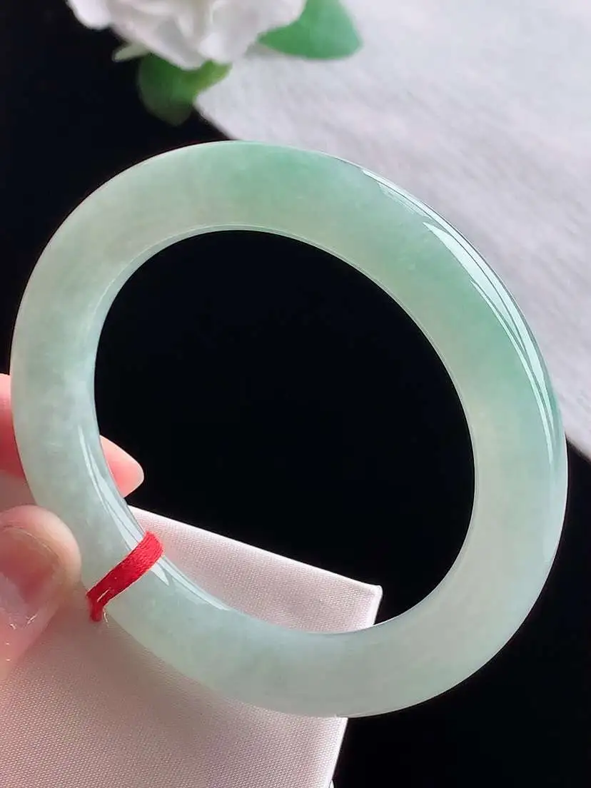 a货翡翠老坑冰种晴绿圆条手镯55-56圈口  尺寸55.8×10.7mm  1025