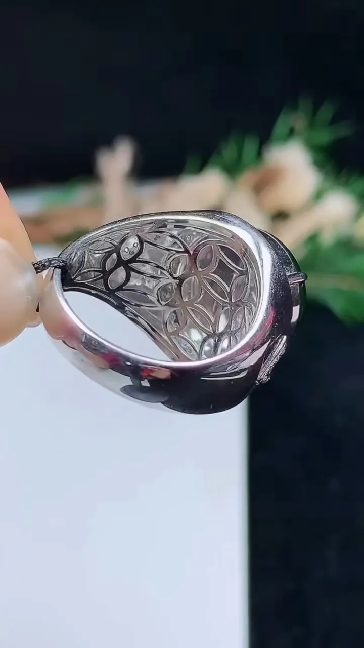 天然A货翡翠蛋面戒指，尺寸18.4-14.7，重量:9.21g2025年10月27日
工厂直销收藏佳品,种好水足，色泽均匀，有种有色，上手高大气！