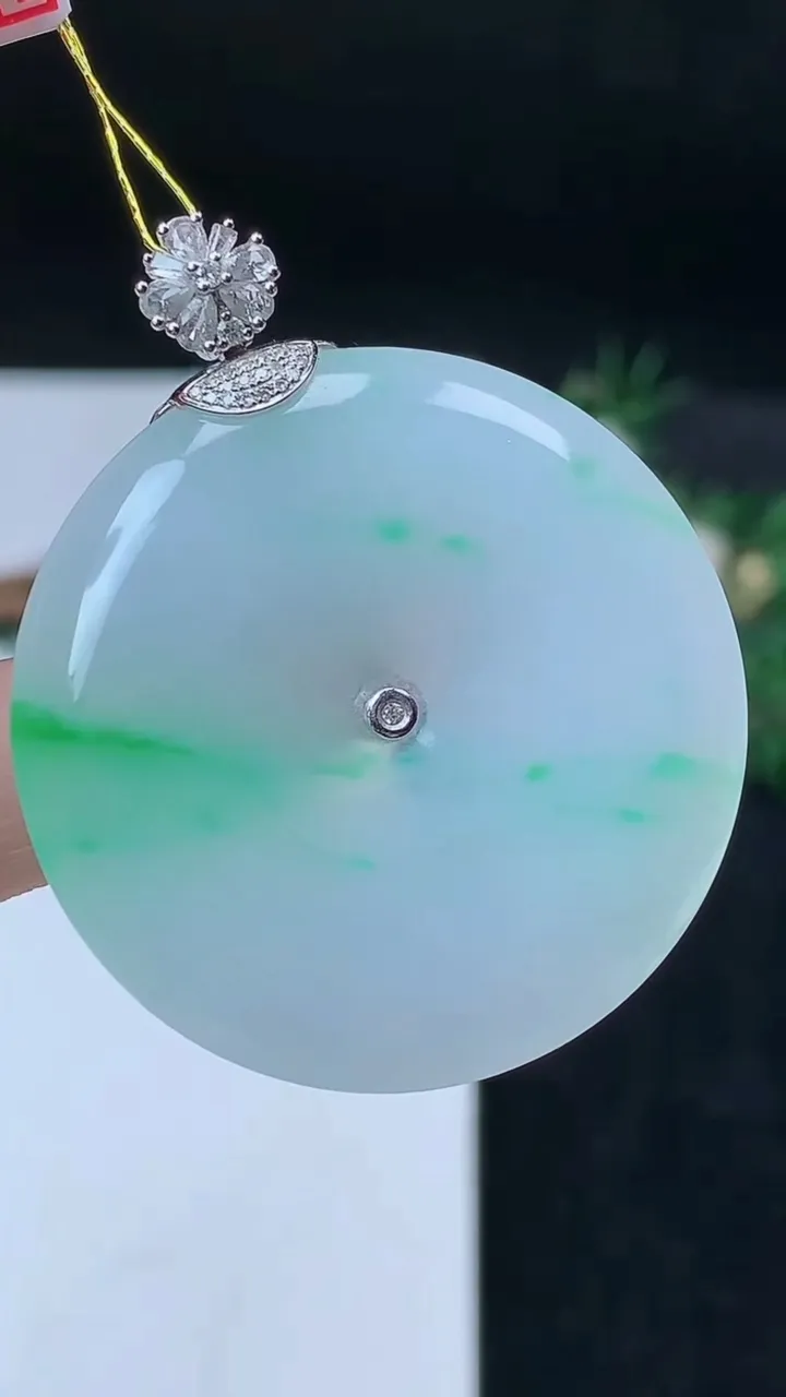 天然A货翡翠平安扣吊坠，尺寸38.3-6，重量:18.66g
10月27日
