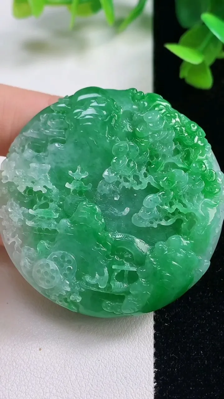 天然A货翡翠山水牌吊坠，尺寸50-11.6，重量:57.39g
10月27日