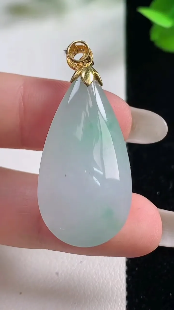 天然A货翡翠水滴吊坠，尺寸32-17.8-10.2，重量:10.05g
10月27日