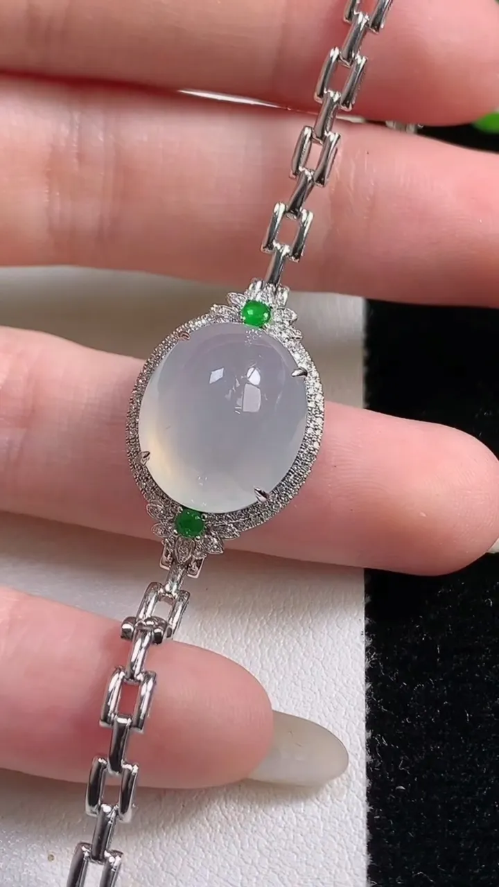 天然A货翡翠种白冰蛋面手链，尺寸15.4-13-10，重量:7.44g
10月27日