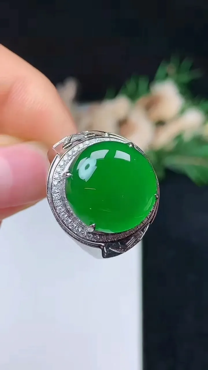 天然A货翡翠蛋面戒指，尺寸18.4-14.7，重量:9.21g2025年10月27日
工厂直销收藏佳品,种好水足，色泽均匀，有种有色，上手高大气！