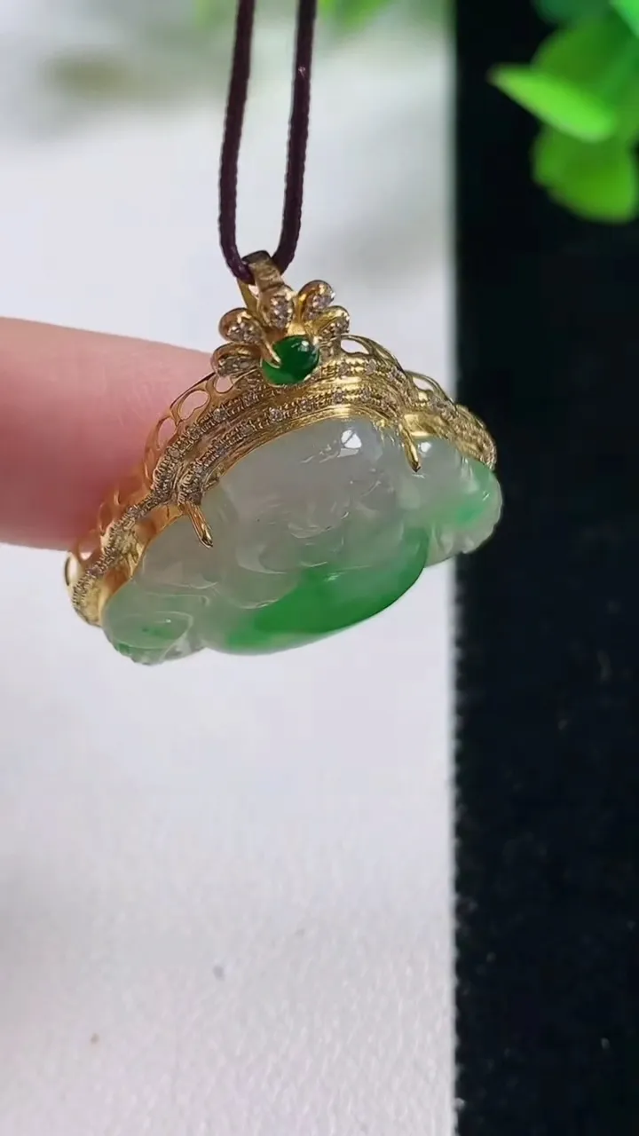 天然A货翡翠佛公吊坠，尺寸29-25.8-7.2，裸石19-24重量:4.92g
10月27日