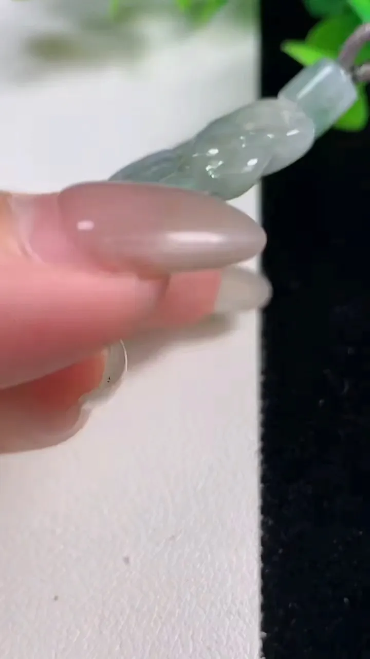 天然A货翡翠冰种飘花龙牌吊坠，尺寸69.8-35.8-7.4，重量:44.04g
10月27日
