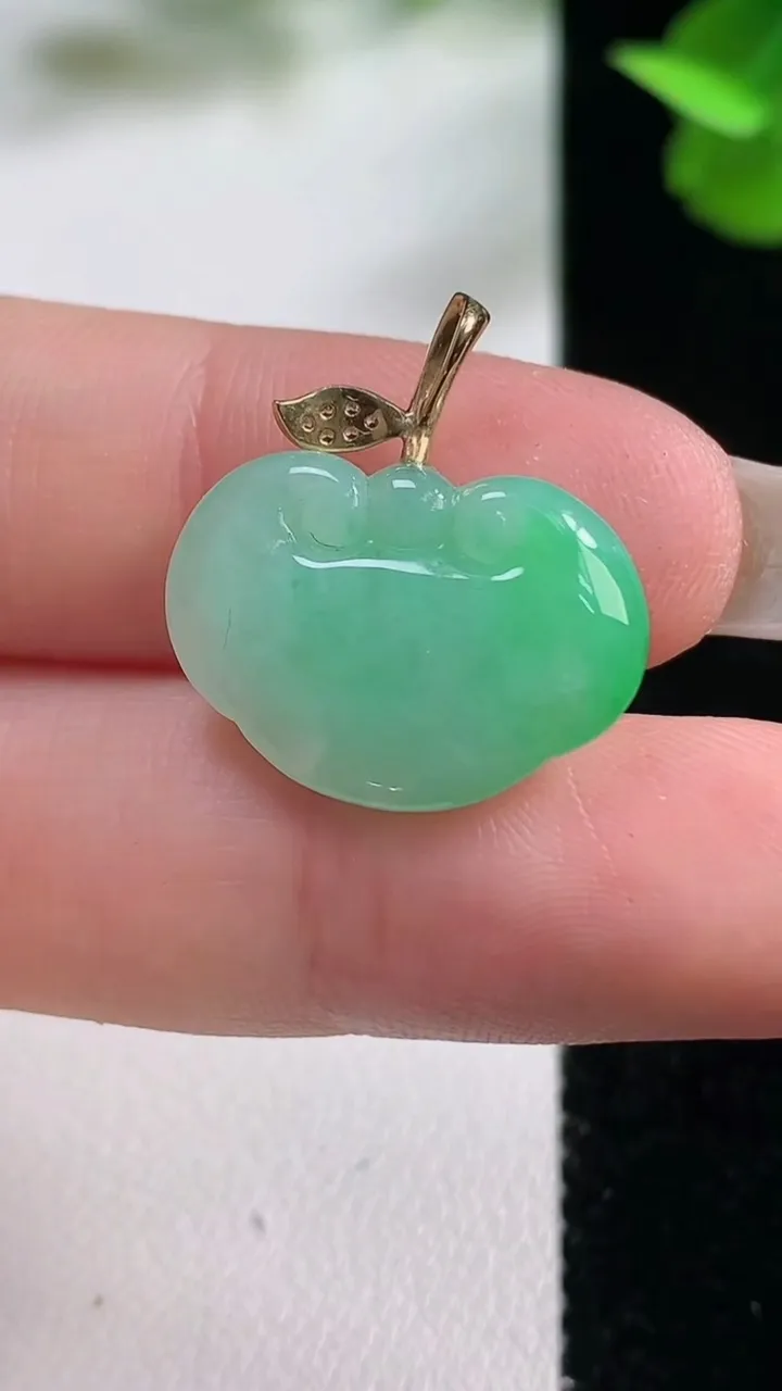 天然A货翡翠如意头吊坠，尺寸14.6-19.5-5，重量:3.05g
10月27日