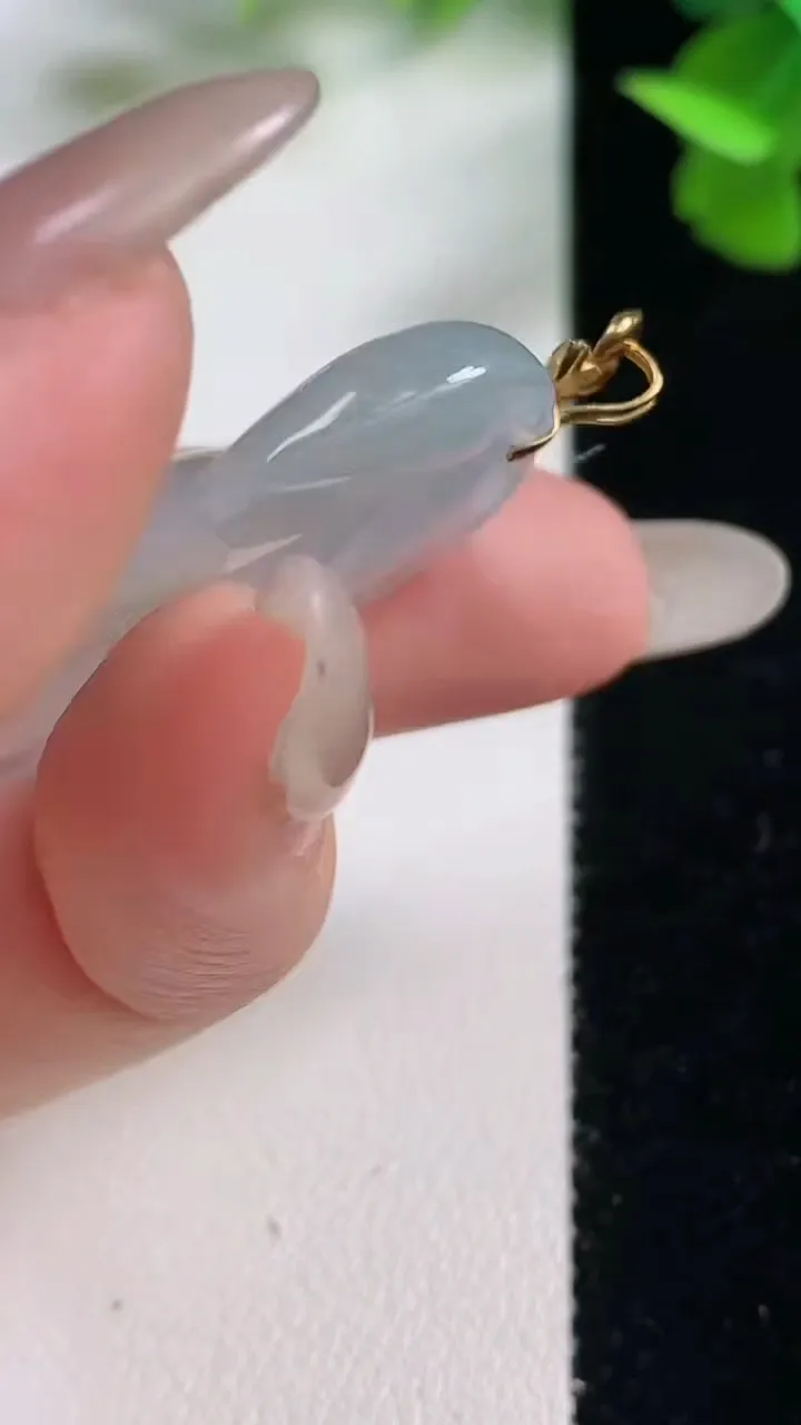 天然A货翡翠种白冰金枝玉叶 叶子吊坠，尺寸33.8-23-4.6，重量:7.50g
10月27日