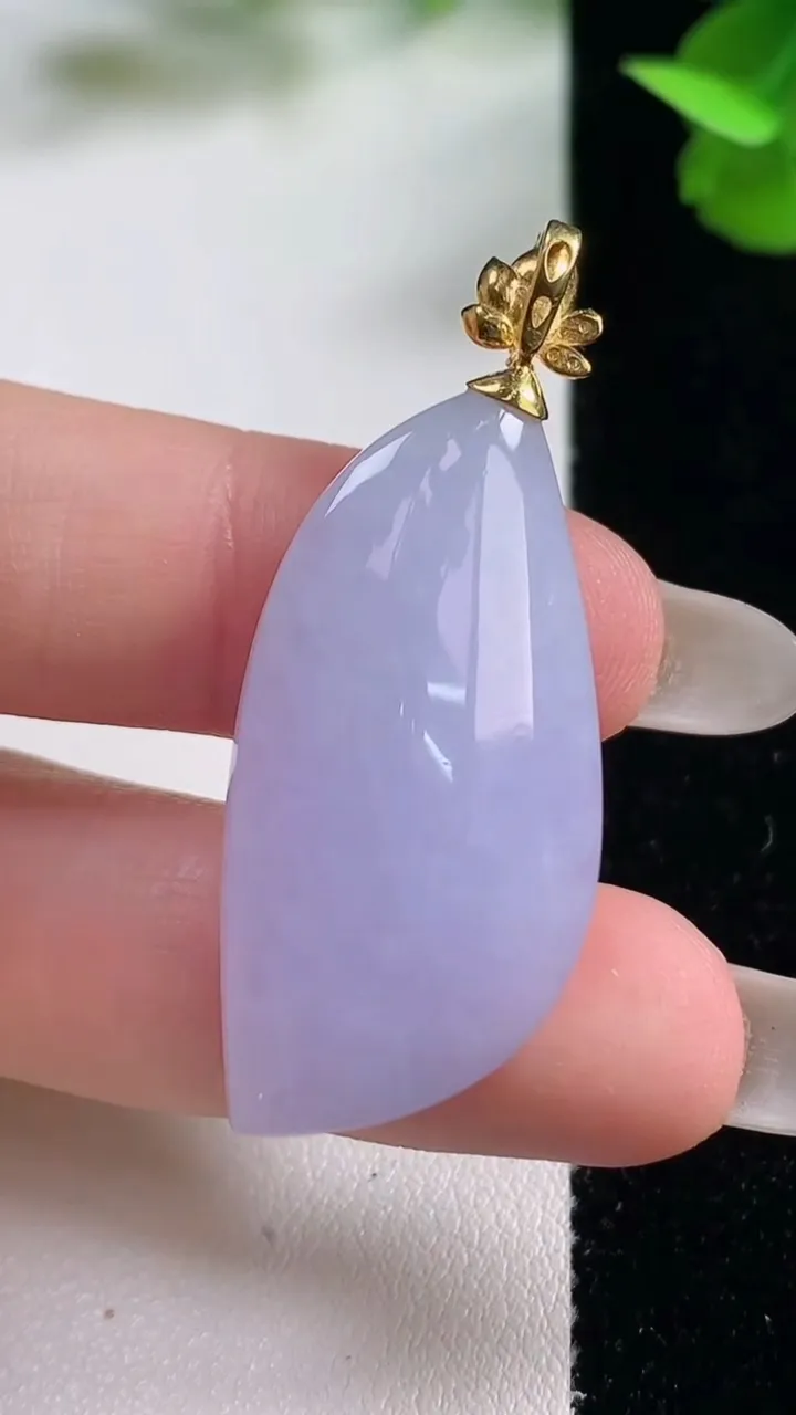 天然A货翡翠18K金紫罗兰随形吊坠，尺寸35.2-17.6-10.4，重量:9.93g
10月27日