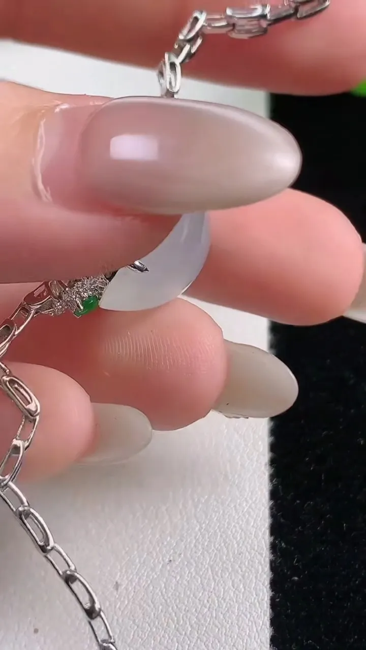 天然A货翡翠种白冰蛋面手链，尺寸15.4-13-10，重量:7.44g
10月27日