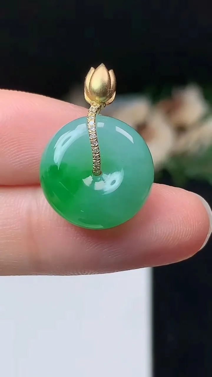 天然A货翡翠平安扣吊坠，尺寸15.4-6.9，重量:3.85g
10月27日
