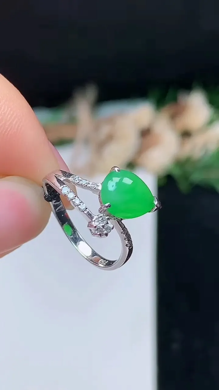 天然A货翡翠水滴戒指，尺寸15.7-7.3-6.8，重量:2.55g2025年10月27日
工厂直销