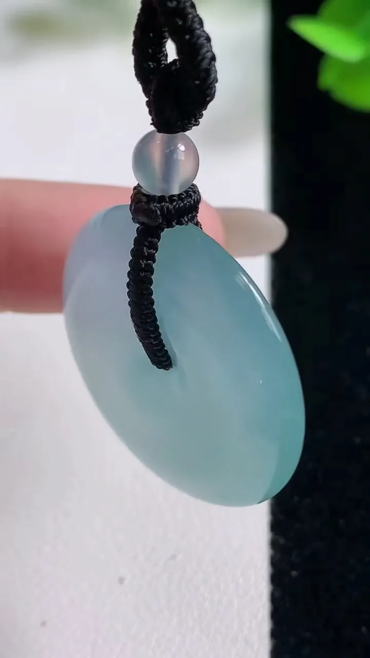 天然A货翡翠平安扣吊坠，尺寸29.4-5.9，重量:13.57g
10月27日
