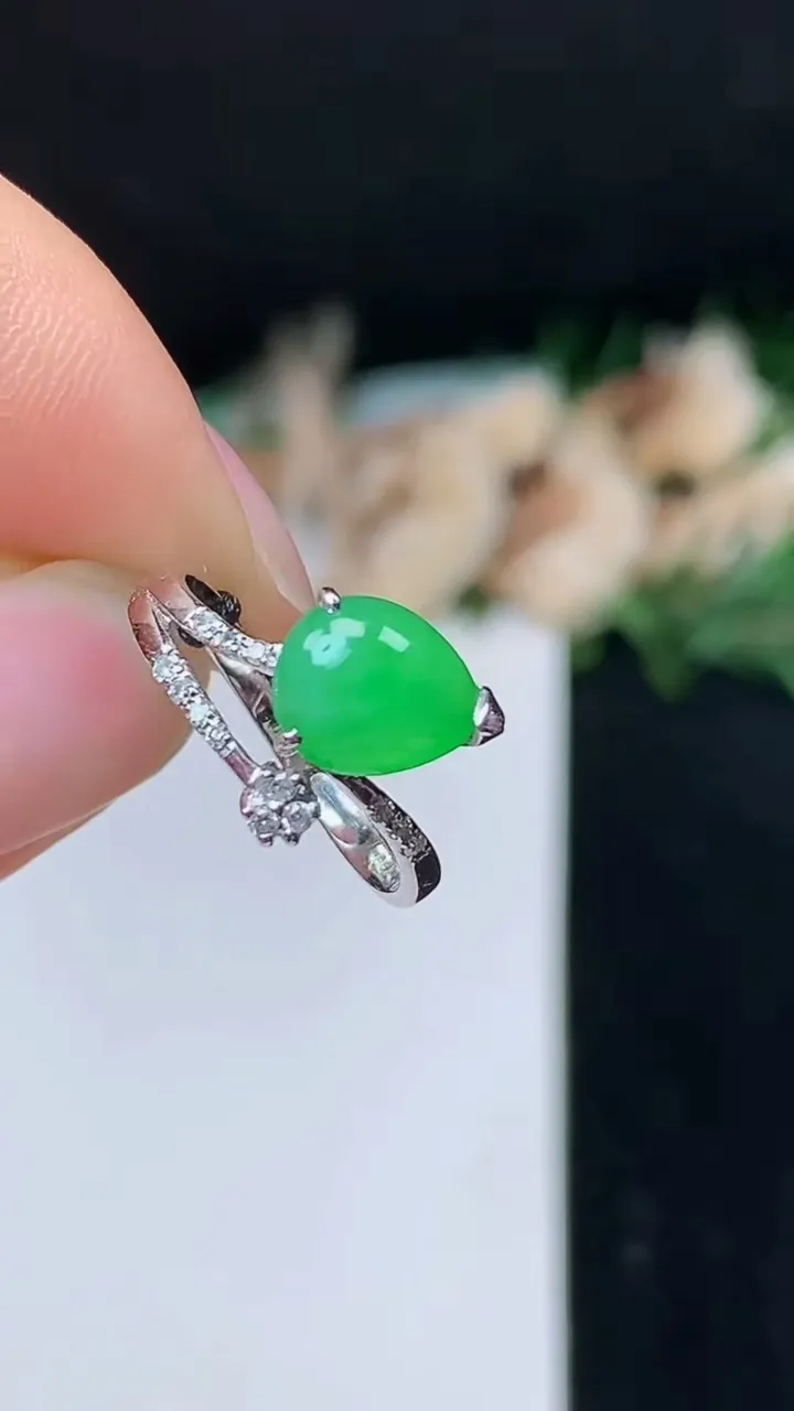 天然A货翡翠水滴戒指，尺寸15.7-7.3-6.8，重量:2.55g2025年10月27日
工厂直销收藏佳品,种好水足，色泽均匀，有种有色，上手高大气！