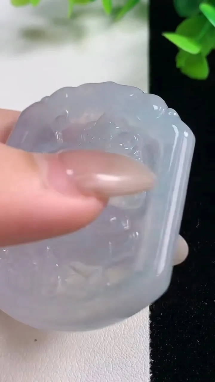 天然A货翡翠生肖猪吊坠，尺寸51.2-44.6-5.3，重量:27.41g
10月27日