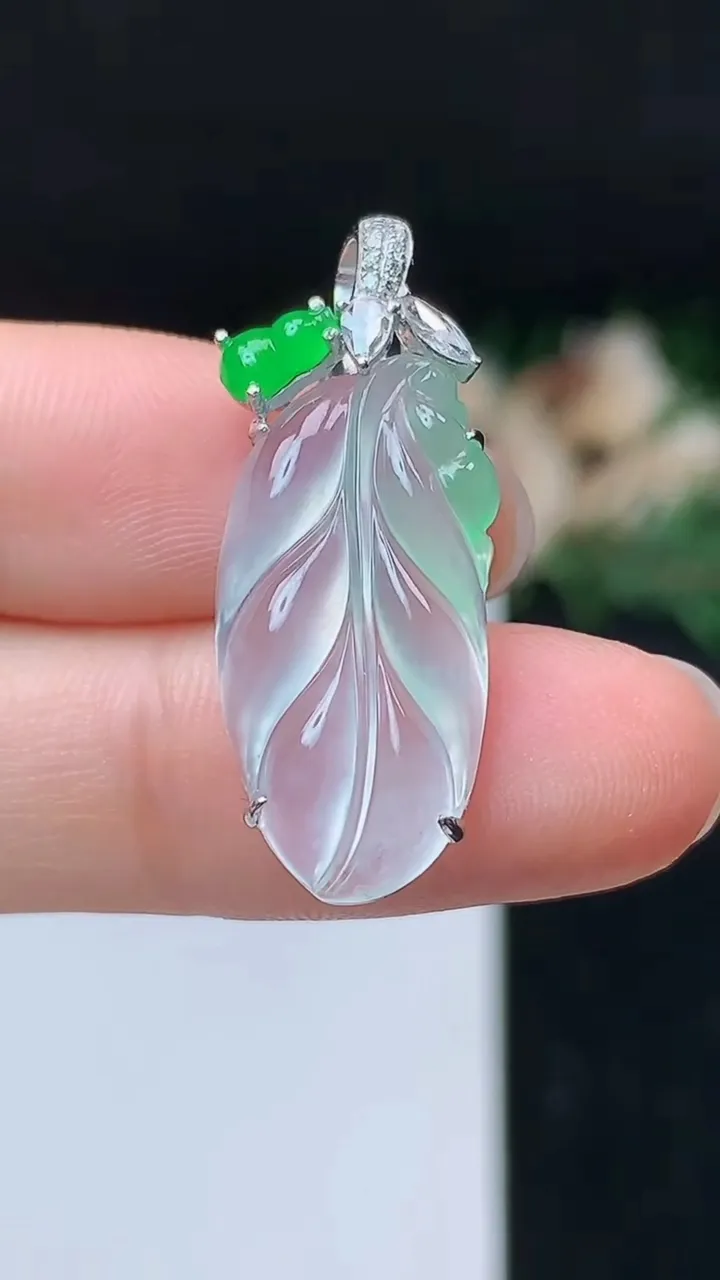 天然A货翡翠金枝玉叶 叶子吊坠，尺寸23.4-11.6-5.5，重量:3.59g
10月27日