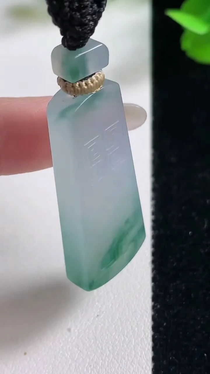 天然A货翡翠冰种飘花仿古无事牌吊坠，尺寸39.6-16.4-5.6，重量:14.15g
10月27日