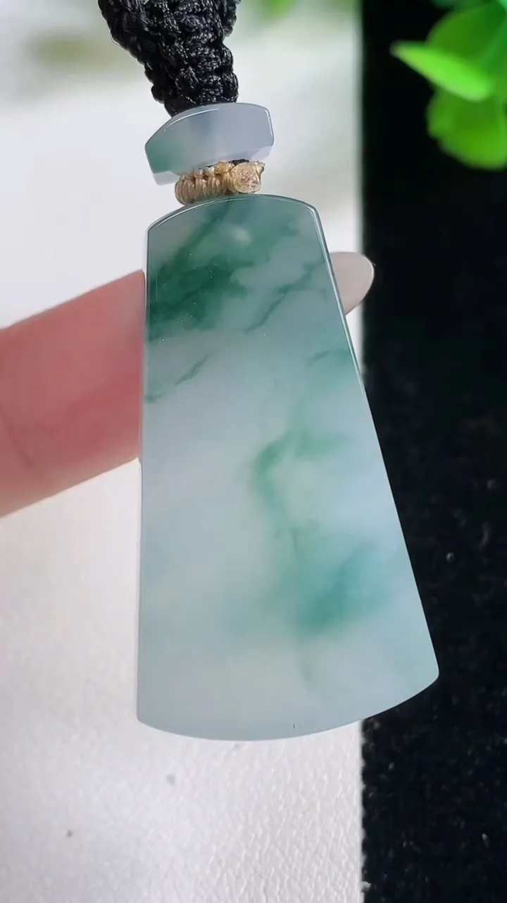 天然A货翡翠冰种飘花仿古无事牌吊坠，尺寸37.5-21.3-6.2，重量:16.05g
10月27日