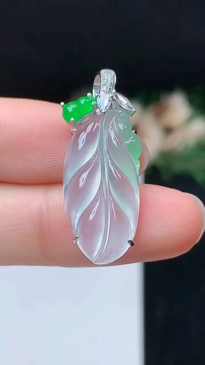 天然A货翡翠金枝玉叶 叶子吊坠，尺寸23.4-11.6-5.5，重量:3.59g
10月27日