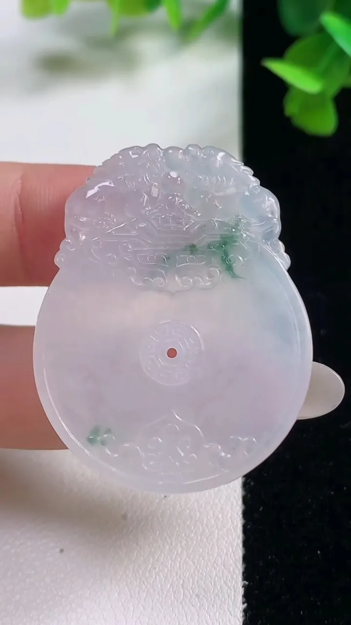 天然A货翡翠冰种飘花复古平安扣吊坠，尺寸40.2-32.3-3.9，重量:12.18g
10月27日