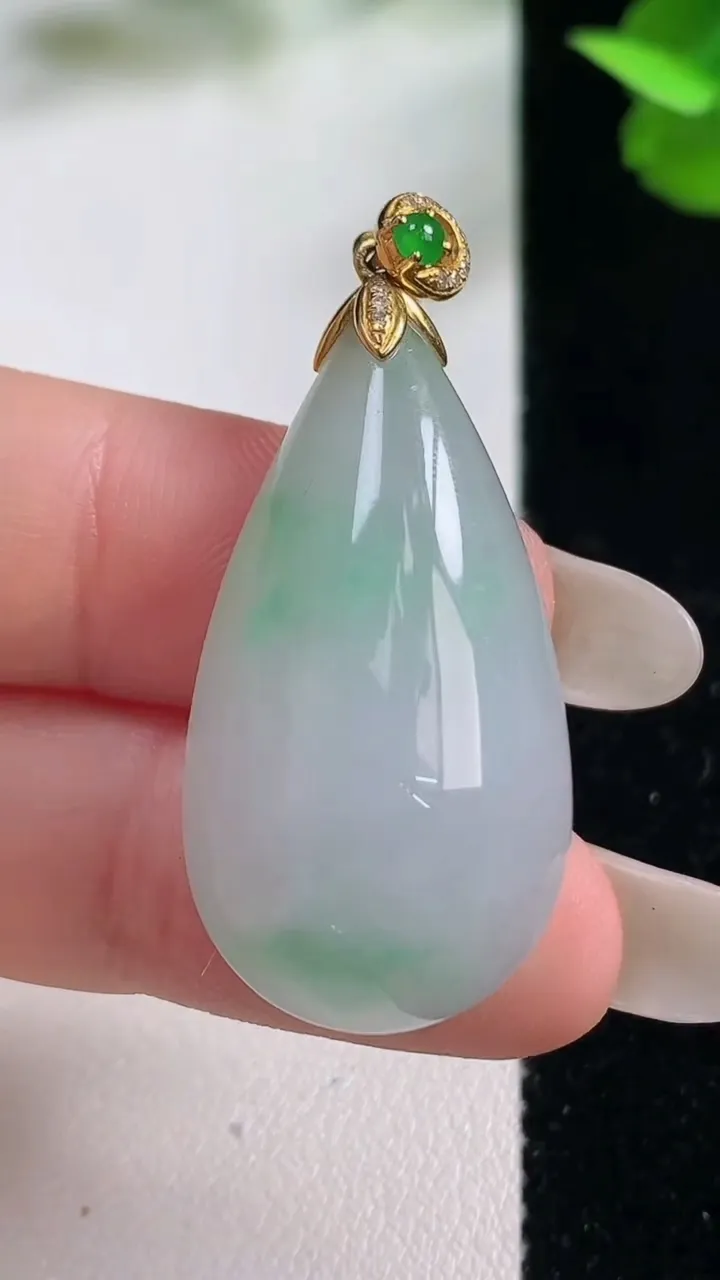 天然A货翡翠水滴吊坠，尺寸32-17.8-10.2，重量:10.05g
10月27日