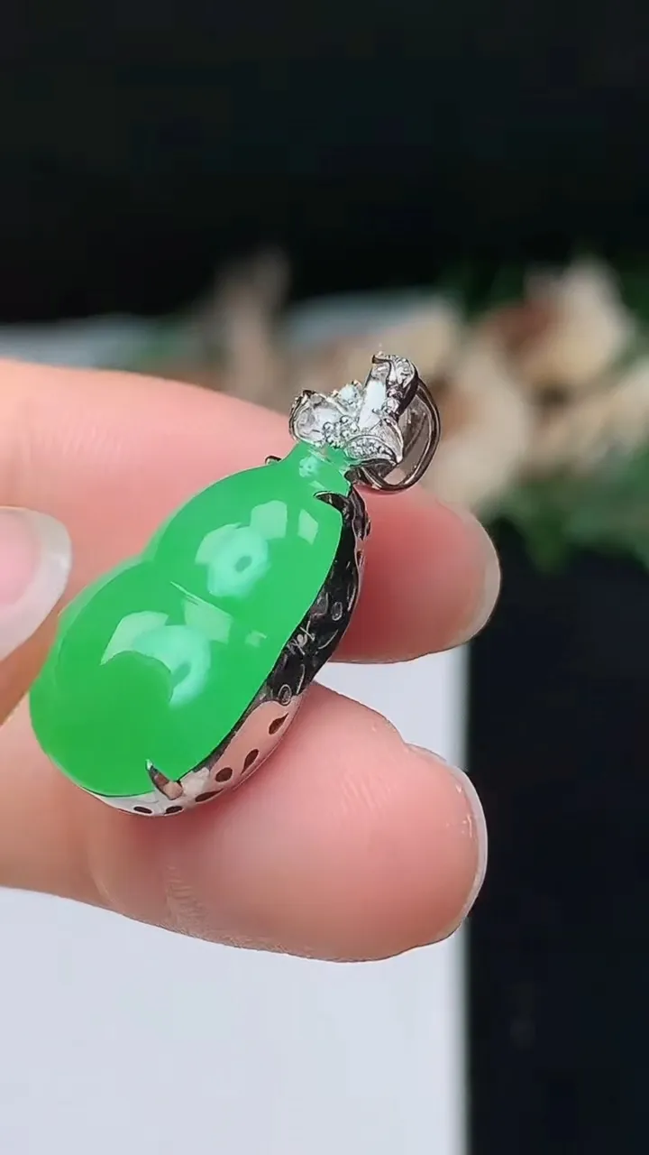 天然A货翡翠葫芦吊坠，尺寸18.9-13.4-8.3，重量:5.00g
10月27日