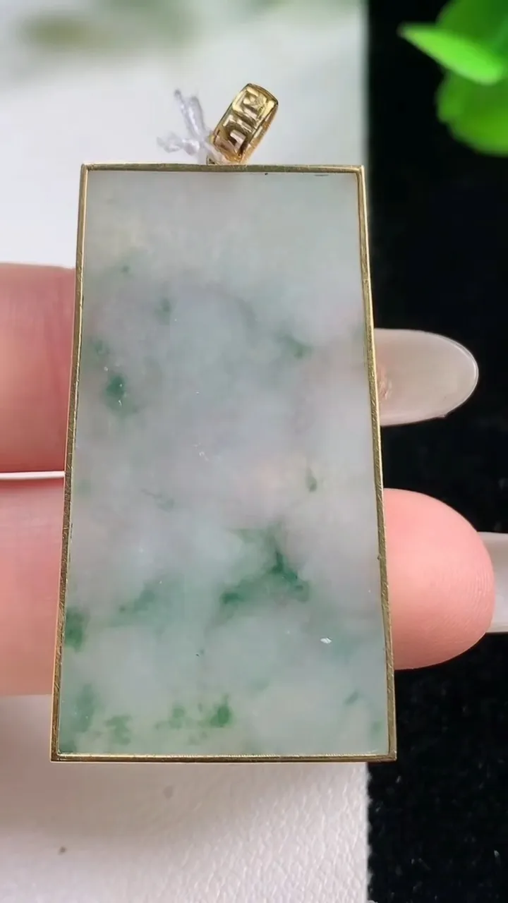 天然A货翡翠种飘花无事牌吊坠，尺寸41-22-2.5，重量:8.57g
10月27日