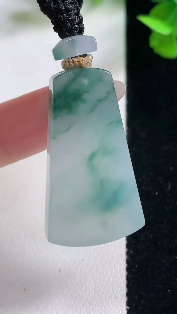 天然A货翡翠冰种飘花仿古无事牌吊坠，尺寸37.5-21.3-6.2，重量:16.05g
10月27日