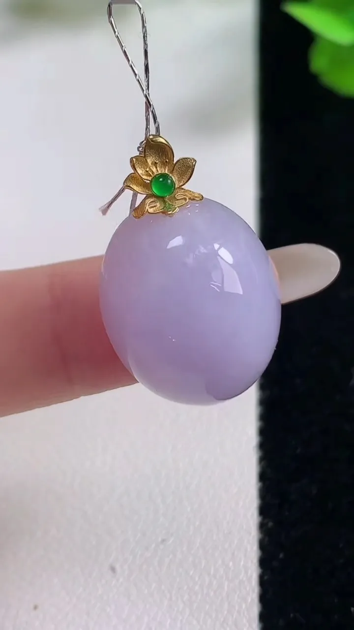 天然A货翡翠18K金紫罗兰蛋面吊坠，尺寸19.8-15.3-10.3，重量:6.00g
10月27日