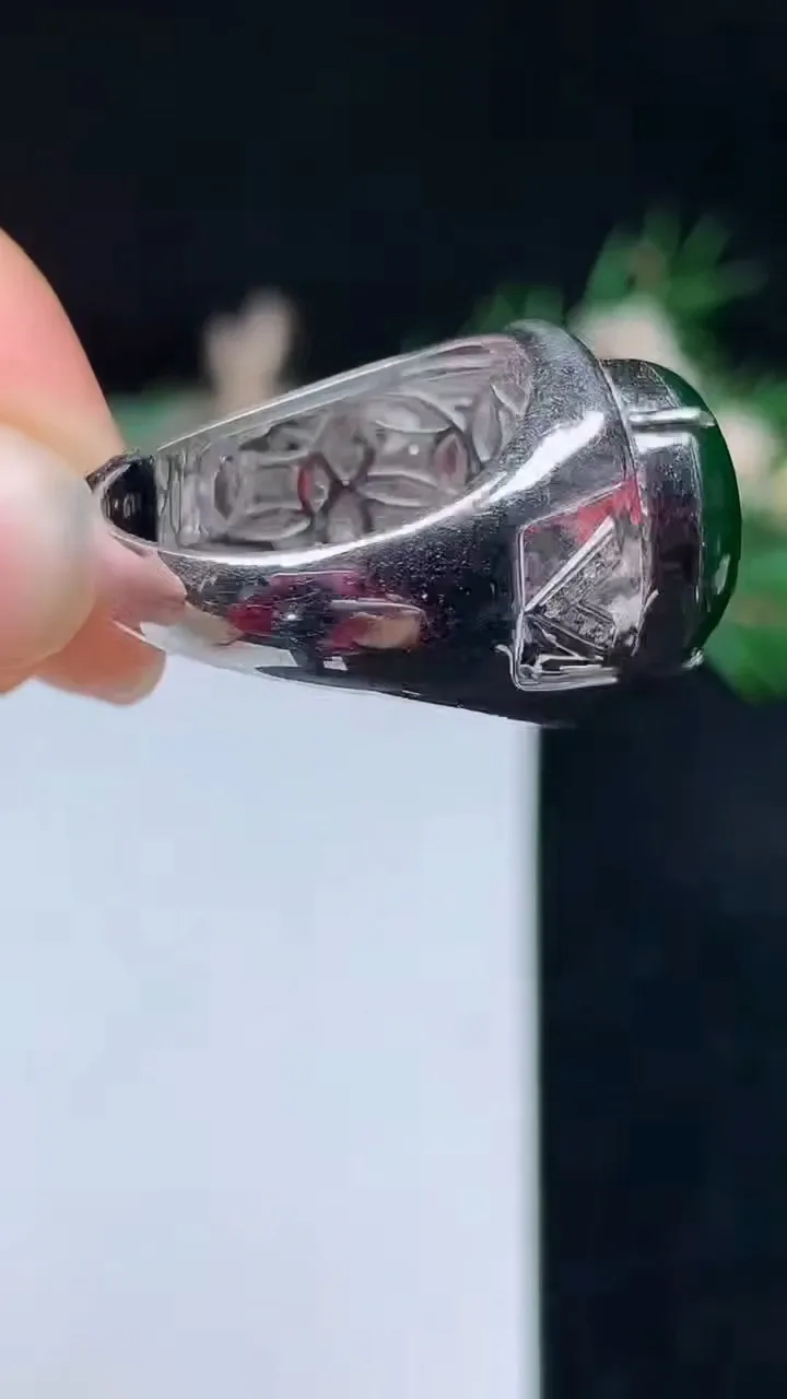 天然A货翡翠蛋面戒指，尺寸18.4-14.7，重量:9.21g2025年10月27日
工厂直销收藏佳品,种好水足，色泽均匀，有种有色，上手高大气！