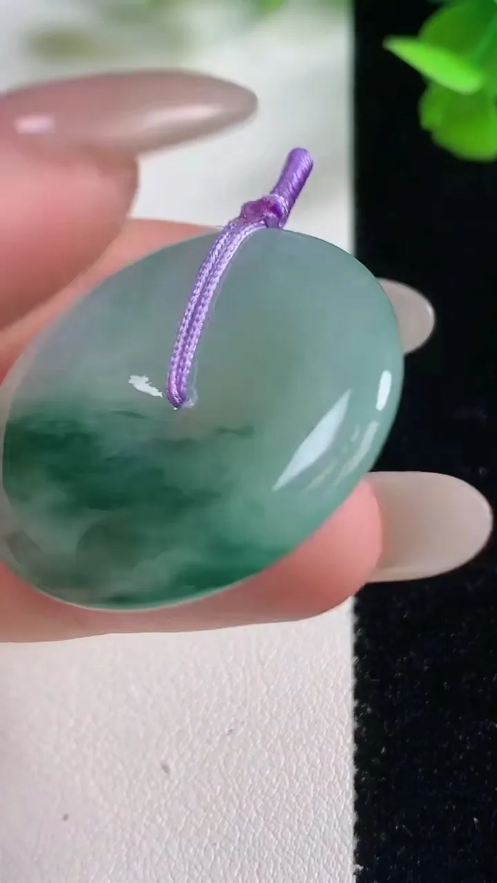 天然A货翡翠平安扣吊坠，尺寸33.7-5.5，重量:13.53g
10月27日