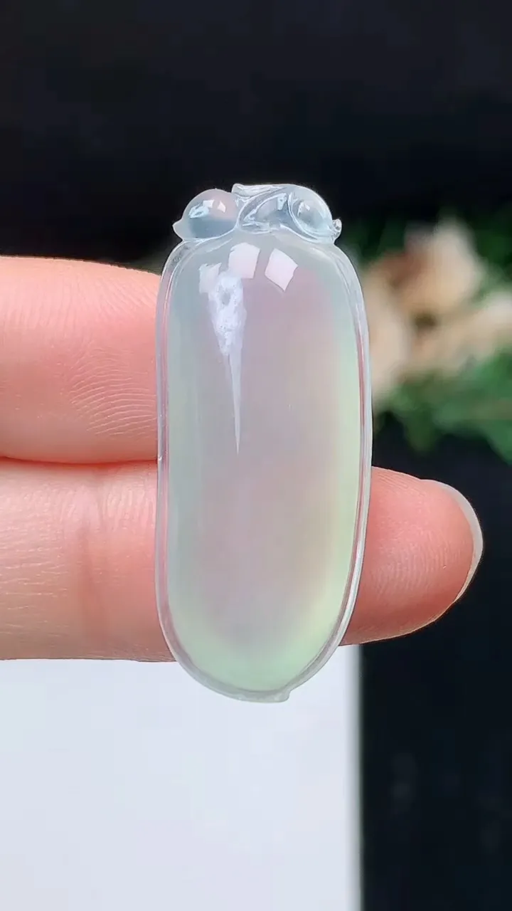 天然A货翡翠白冰福瓜吊坠，尺寸32.8-13.6-7.5，重量:5.55g
10月27日