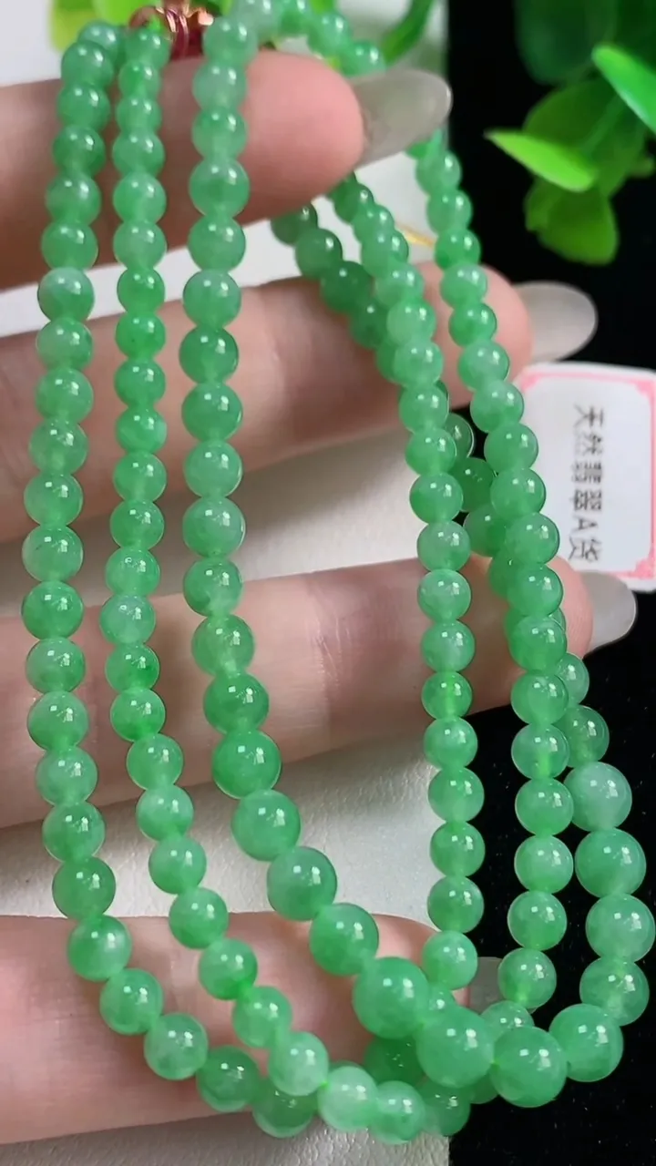 天然A货翡翠小米珠项链，尺寸3.9-141颗，重量:20.11g10月27日
工厂直销收藏佳品,种好水足，色泽均匀，有种有色，上手高大气！