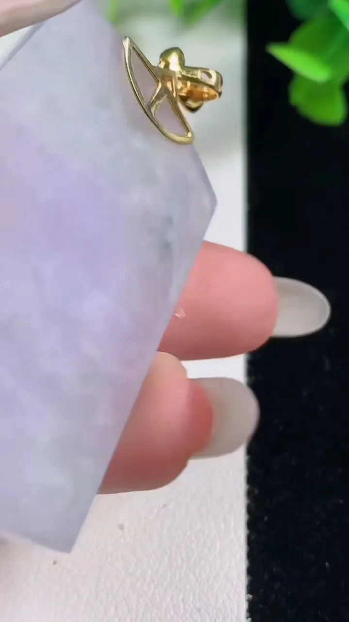 天然A货翡翠种紫罗兰无事牌吊坠，尺寸49.3-32.7-4.2，重量:20.35g
10月27日