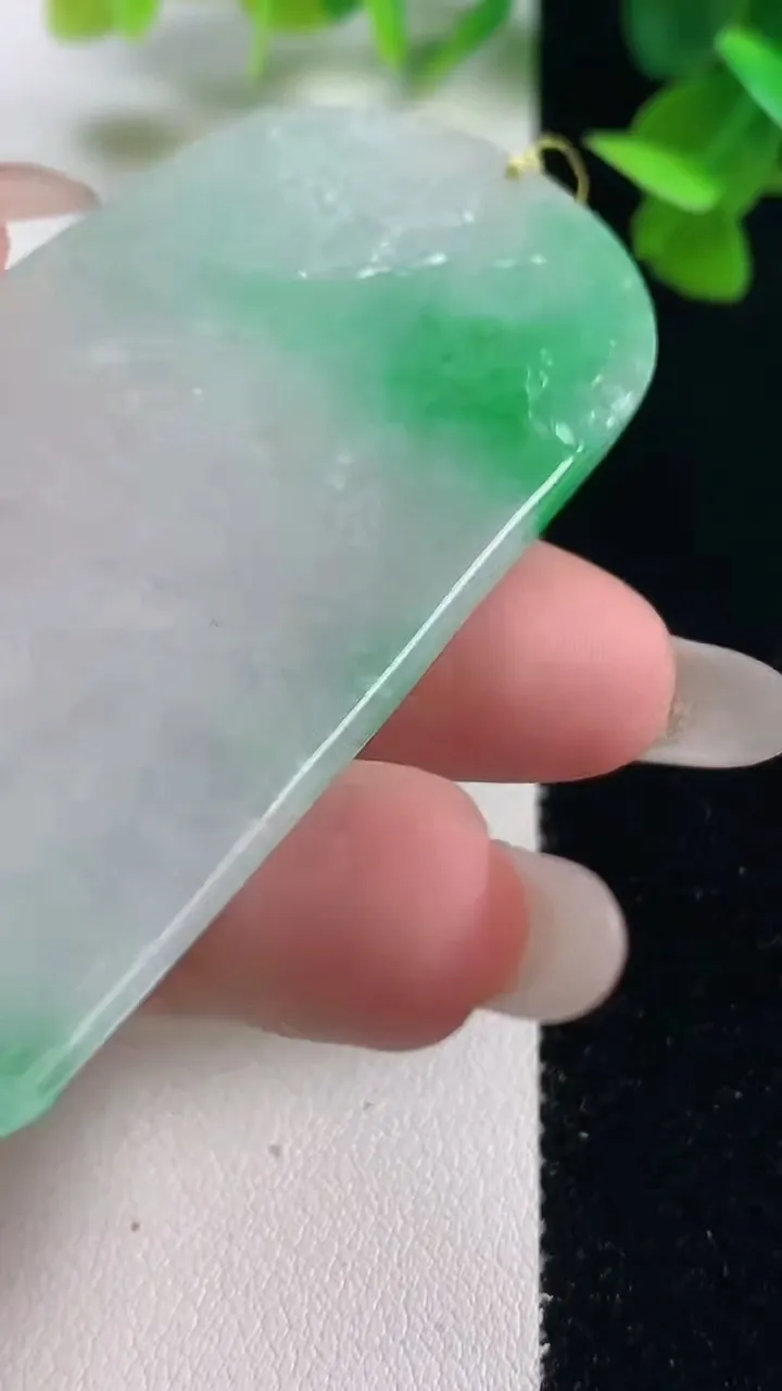 天然A货翡翠山水牌吊坠，尺寸77-34.4-6.4，重量:44.13g
10月27日