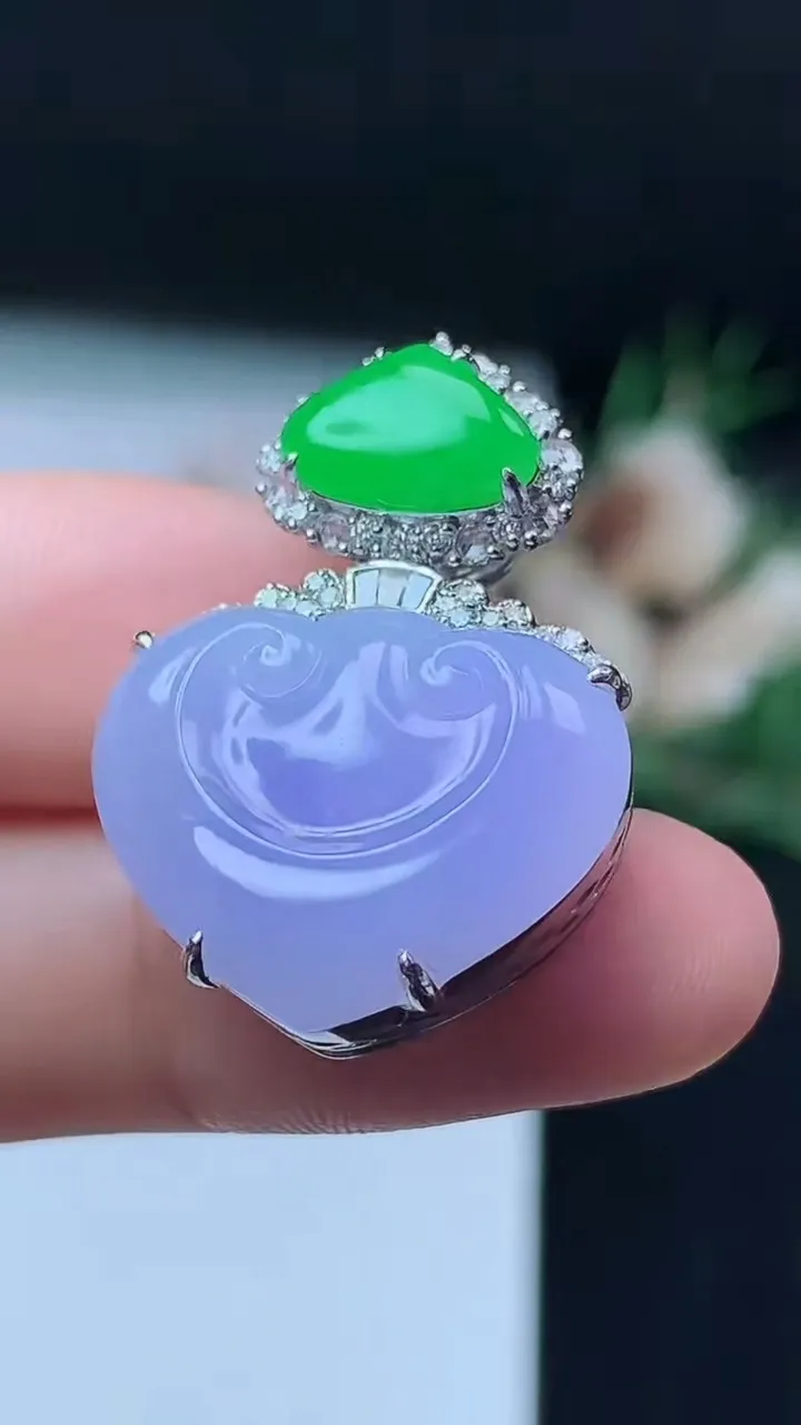 天然A货翡翠紫罗兰如意头吊坠，尺寸16.4-20.6-9.6，重量:8.57g
10月27日