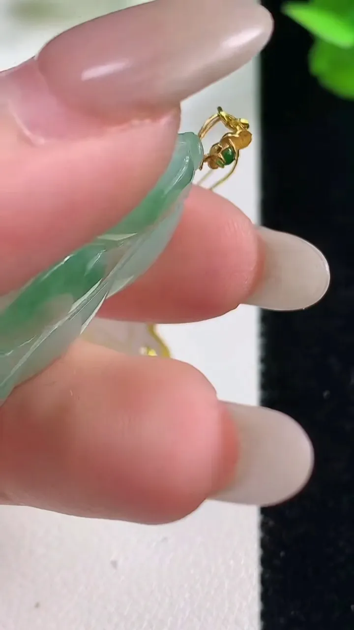 天然A货翡翠金枝玉叶 叶子吊坠，尺寸35.7-21-3.6，重量:5.06g
10月27日