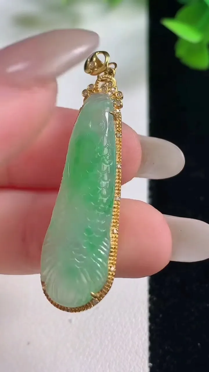 天然A货翡翠年年有余吊坠，尺寸41.4-11.7-5.5，裸石34.2-10.7重量:3.75g
1