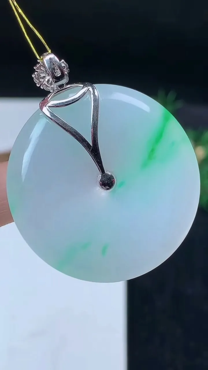 天然A货翡翠平安扣吊坠，尺寸38.3-6，重量:18.66g
10月27日