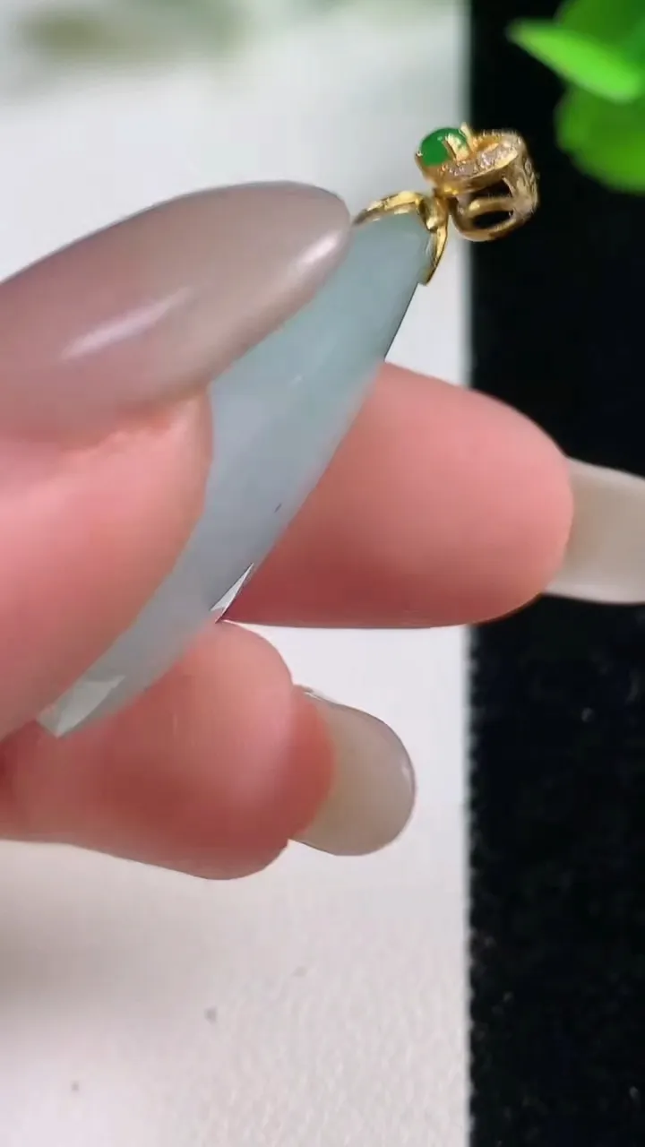 天然A货翡翠水滴吊坠，尺寸32-17.8-10.2，重量:10.05g
10月27日
