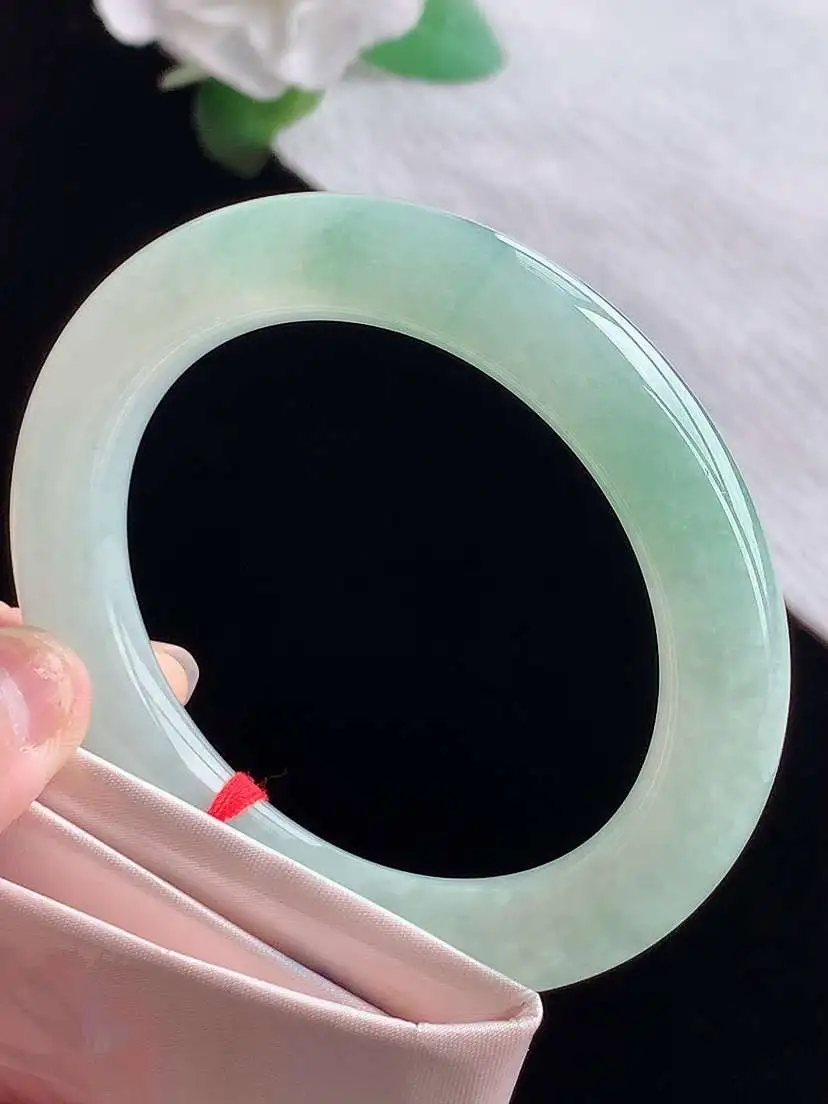 a货翡翠老坑冰种晴绿圆条手镯55-56圈口  尺寸55.8×10.7mm  1025