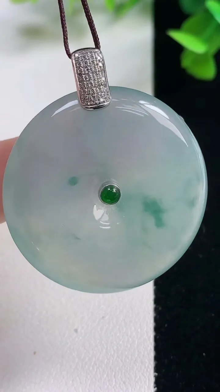 天然A货翡翠种飘花平安扣吊坠，尺寸35.4-5.8，重量:17.10g
10月27日
